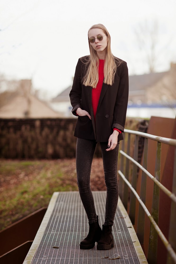 Lange blazer oversized model dubbele knopen fel rode trui gebreide trui outfit mode blogger Mark Koolen fotografie