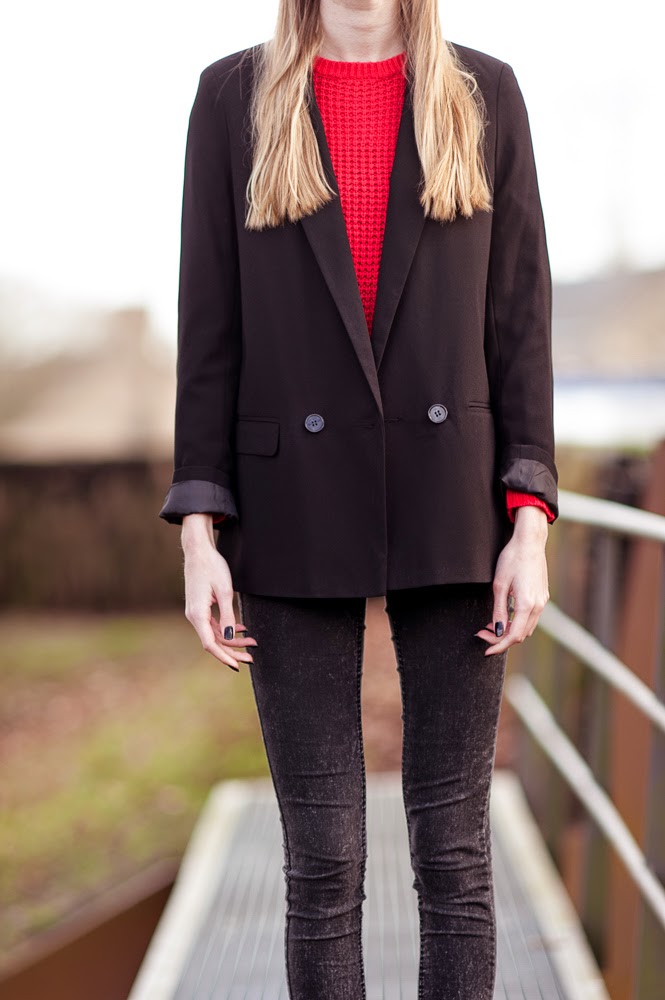 Lange blazer oversized model dubbele knopen fel rode trui gebreide trui outfit mode blogger Mark Koolen fotografie