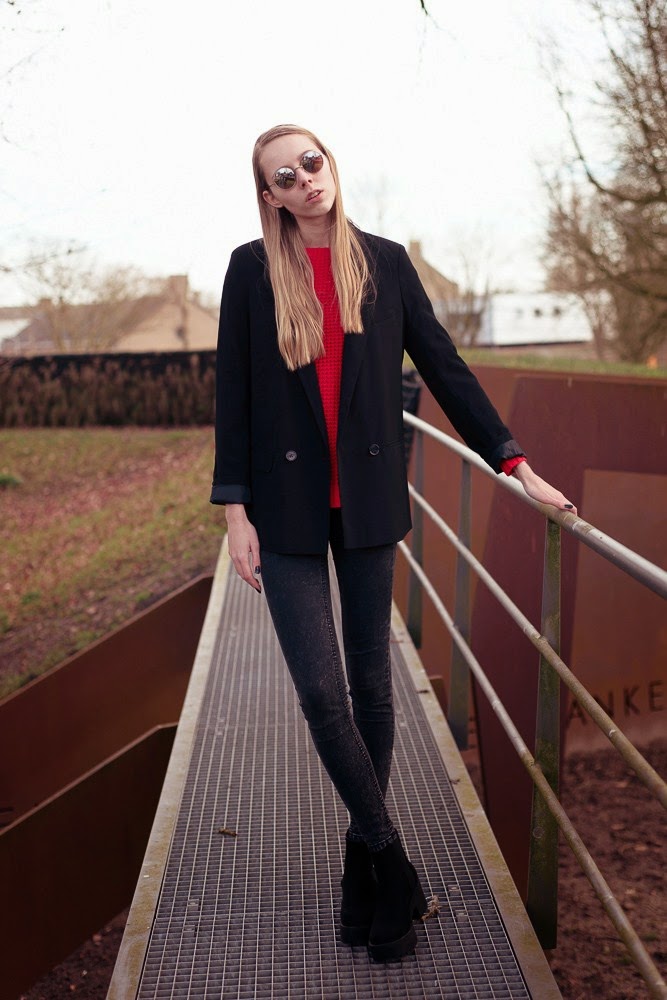 Lange blazer oversized model dubbele knopen fel rode trui gebreide trui outfit mode blogger Mark Koolen fotografie