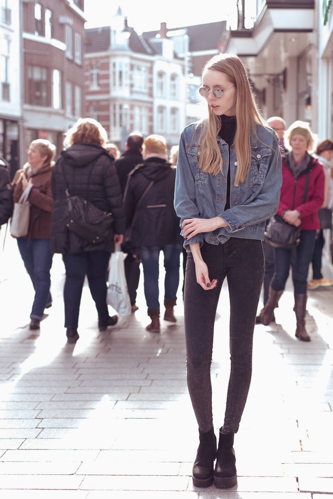 Fotoshoot Den Bosch mode blogger streetstyle fotografie Mark Koolen tweedehands spijkerjasje fotoshoot in drukke stad