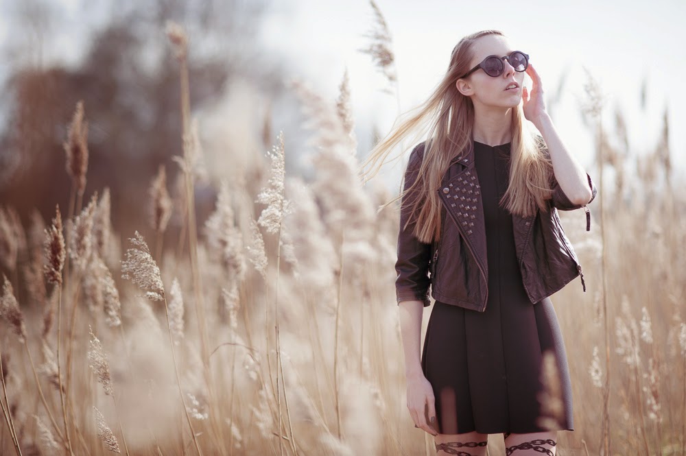 Zwarte kleding in zomer zomeroutfit zwart panty met kettingen fotoshoot pampas pluimen scuba jurk h&m Mark Koolen fotografie