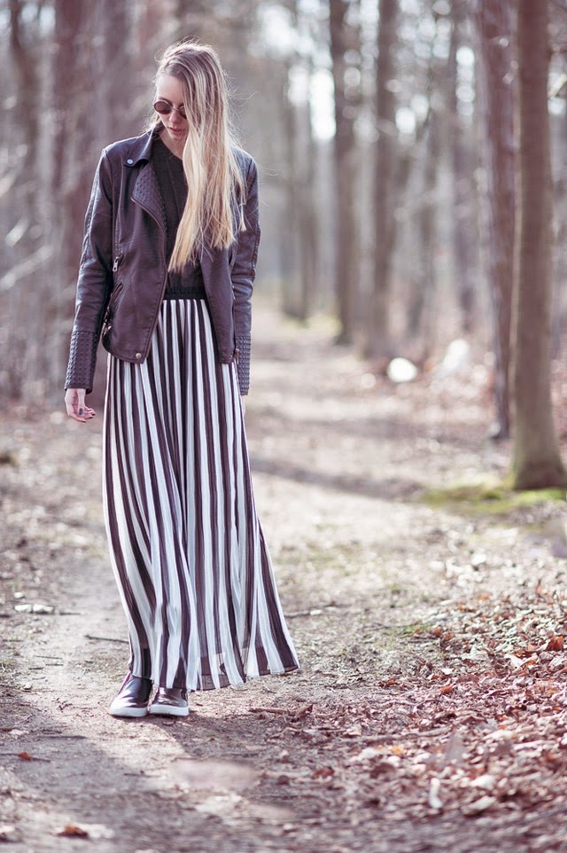 Maxi rok met strepen gestreepte lange rok outfit inspiratie leren jasje studs mode blogger Mark Koolen fotografie