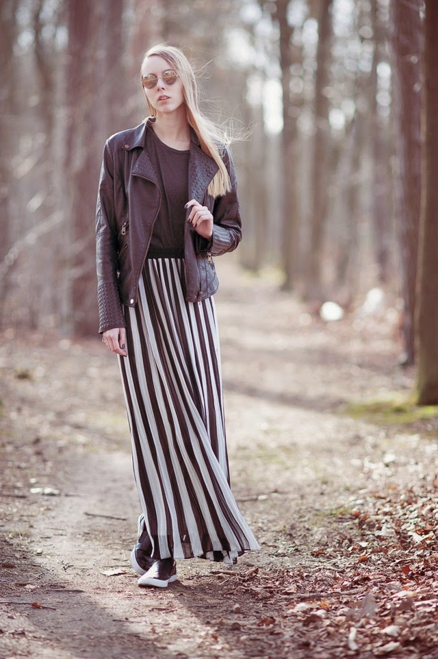 Maxi rok met strepen gestreepte lange rok outfit inspiratie leren jasje studs mode blogger Mark Koolen fotografie