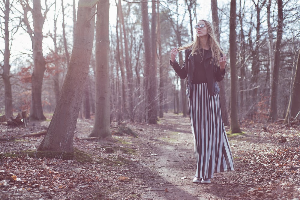 Maxi rok met strepen gestreepte lange rok outfit inspiratie leren jasje studs mode blogger Mark Koolen fotografie