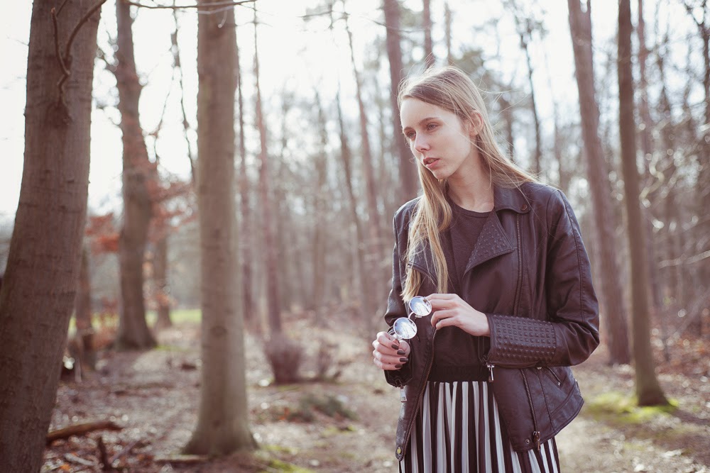 Maxi rok met strepen gestreepte lange rok outfit inspiratie leren jasje studs mode blogger Mark Koolen fotografie