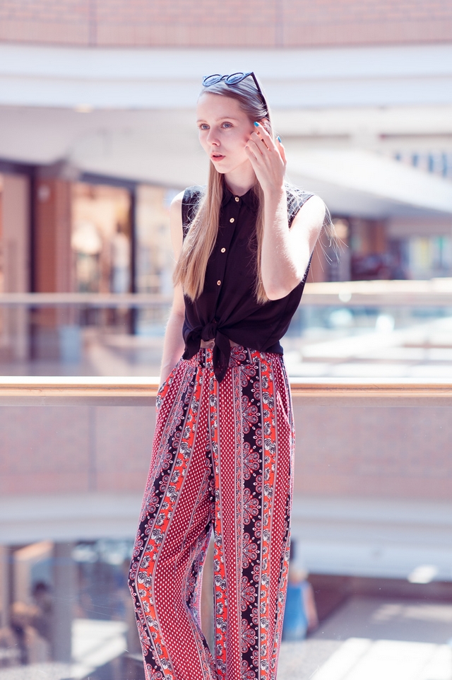 Palazzo pants h&m wijde broek met paisley print zomerbroek comfortabele zomer outfit inspiratie Mark Koolen fotografie