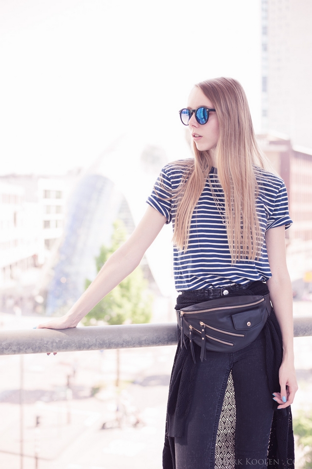 Festival outfit buiktasje Mark Koolen fotografie Eindhoven blogger buiktas met ritsen shirt met blauwe strepen zonnebril blauwe glazen