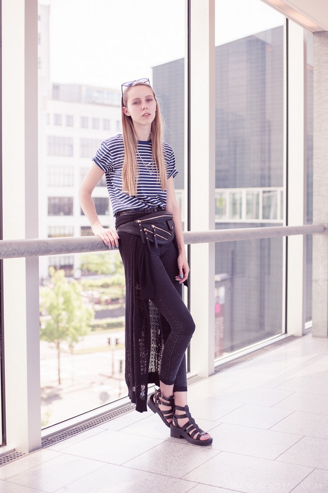 Festival outfit buiktasje Mark Koolen fotografie Eindhoven blogger buiktas met ritsen shirt met blauwe strepen zonnebril blauwe glazen