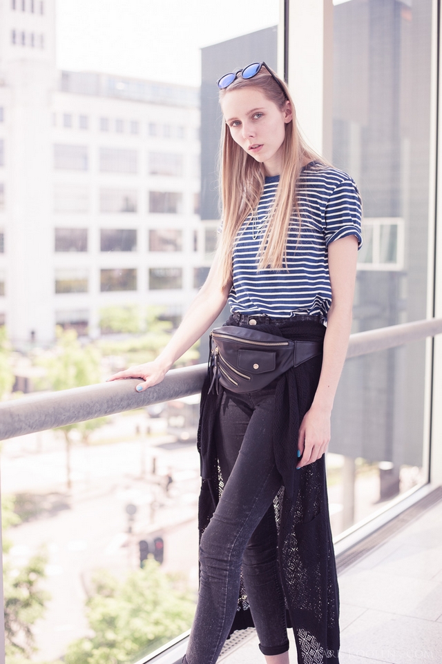 Festival outfit buiktasje Mark Koolen fotografie Eindhoven blogger buiktas met ritsen shirt met blauwe strepen zonnebril blauwe glazen