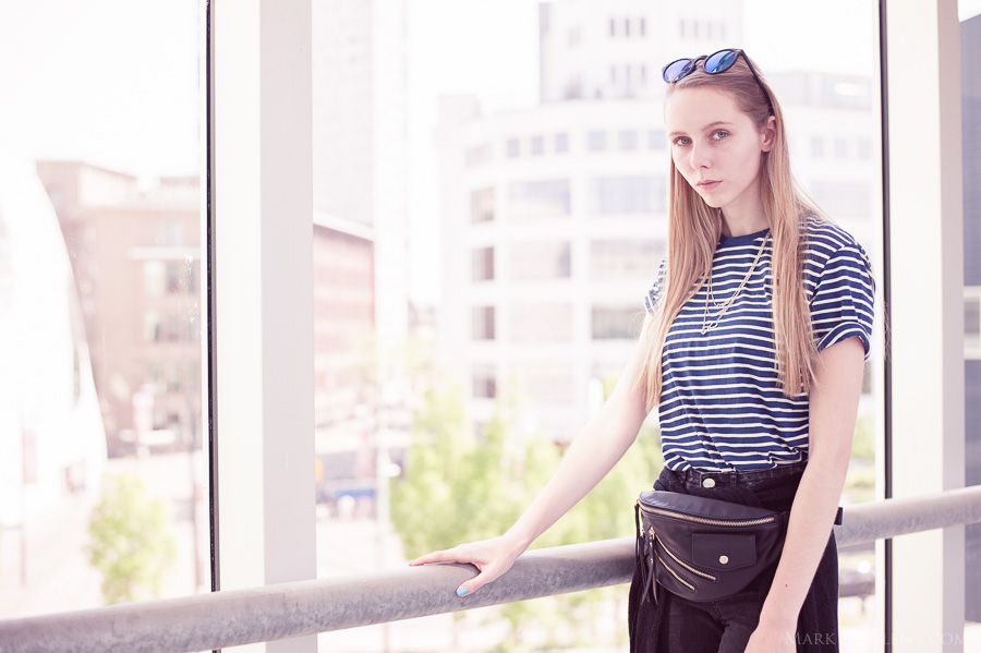 Festival outfit buiktasje Mark Koolen fotografie Eindhoven blogger buiktas met ritsen shirt met blauwe strepen zonnebril blauwe glazen