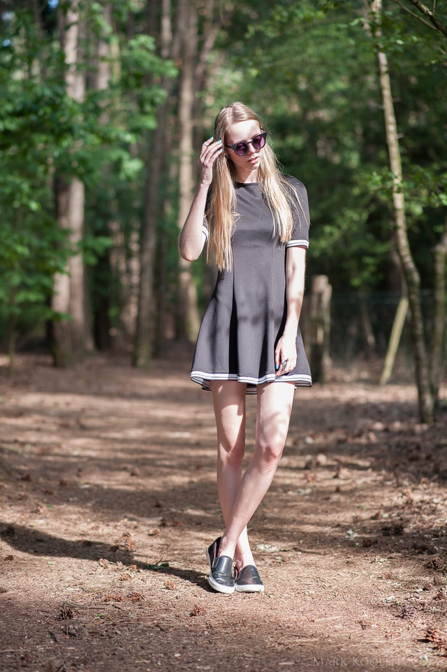 skater jurkje zwarte kleding in zomer nederlandse mode blogger outfit inspiratie slip on sneakers