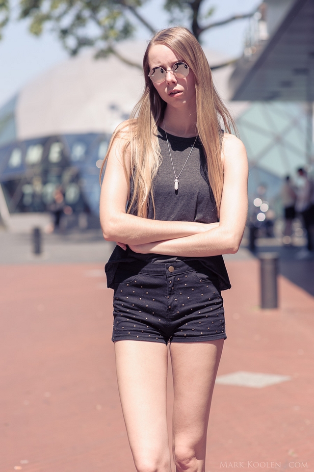 Eindhoven streetstyle mode blogger fotoshoot Mark Koolen fotografie shorts met studs ronde zonnebril spiegelglazen