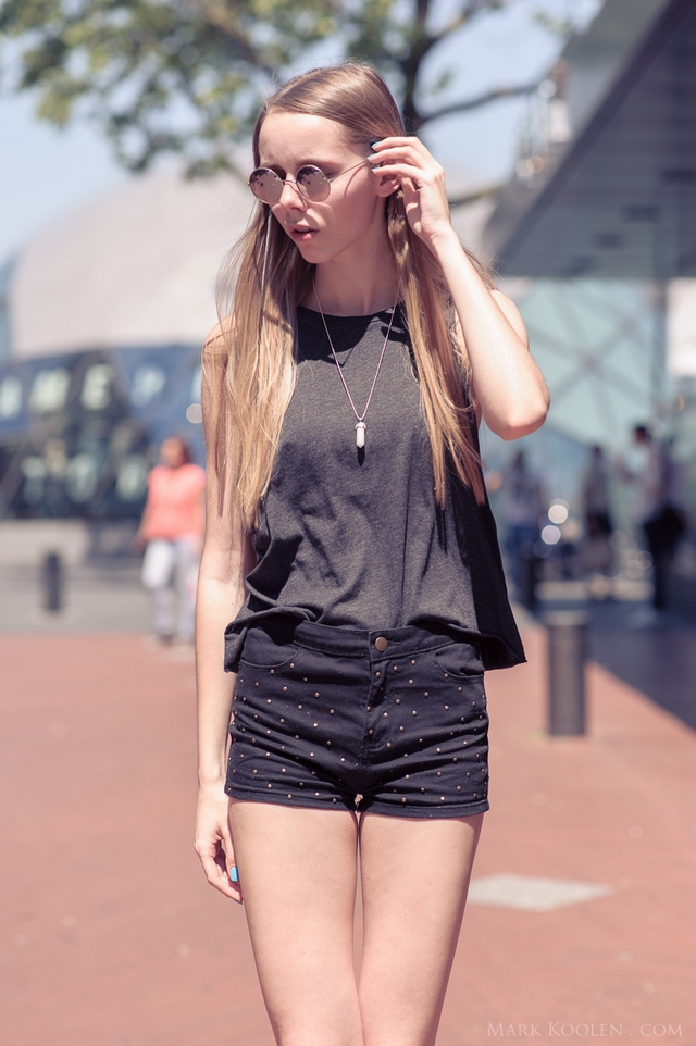 Eindhoven streetstyle mode blogger fotoshoot Mark Koolen fotografie shorts met studs ronde zonnebril spiegelglazen