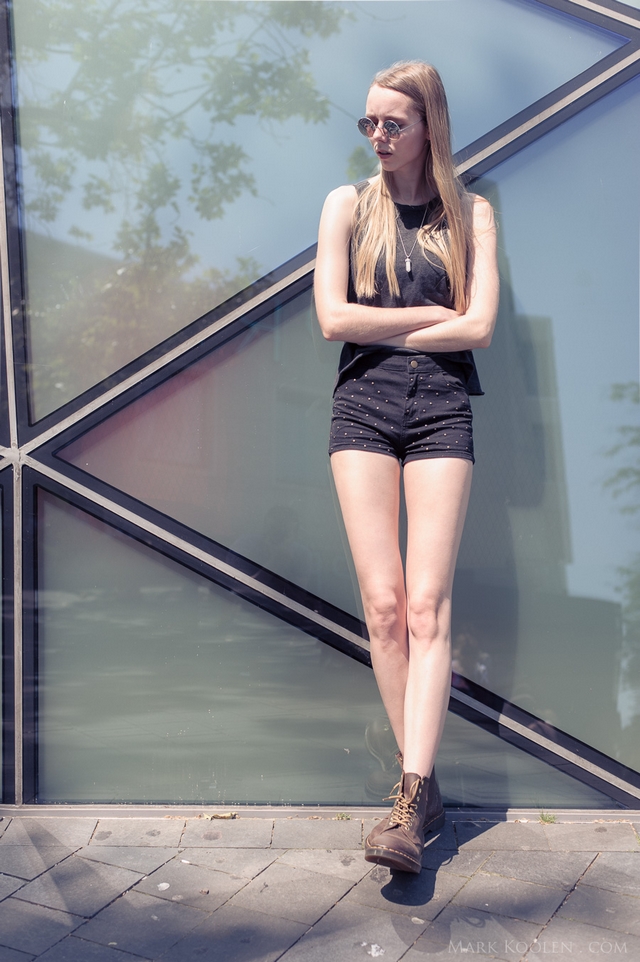 Eindhoven streetstyle mode blogger fotoshoot Mark Koolen fotografie shorts met studs ronde zonnebril spiegelglazen