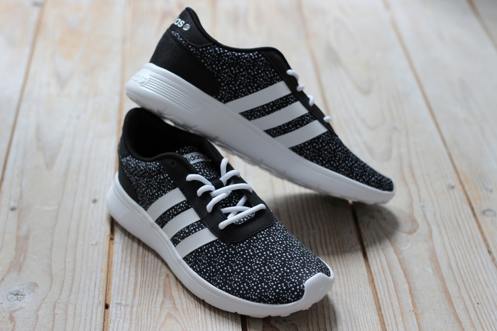 Adidas NEO lite racer zwart wit stippen sneakers sportschoenen