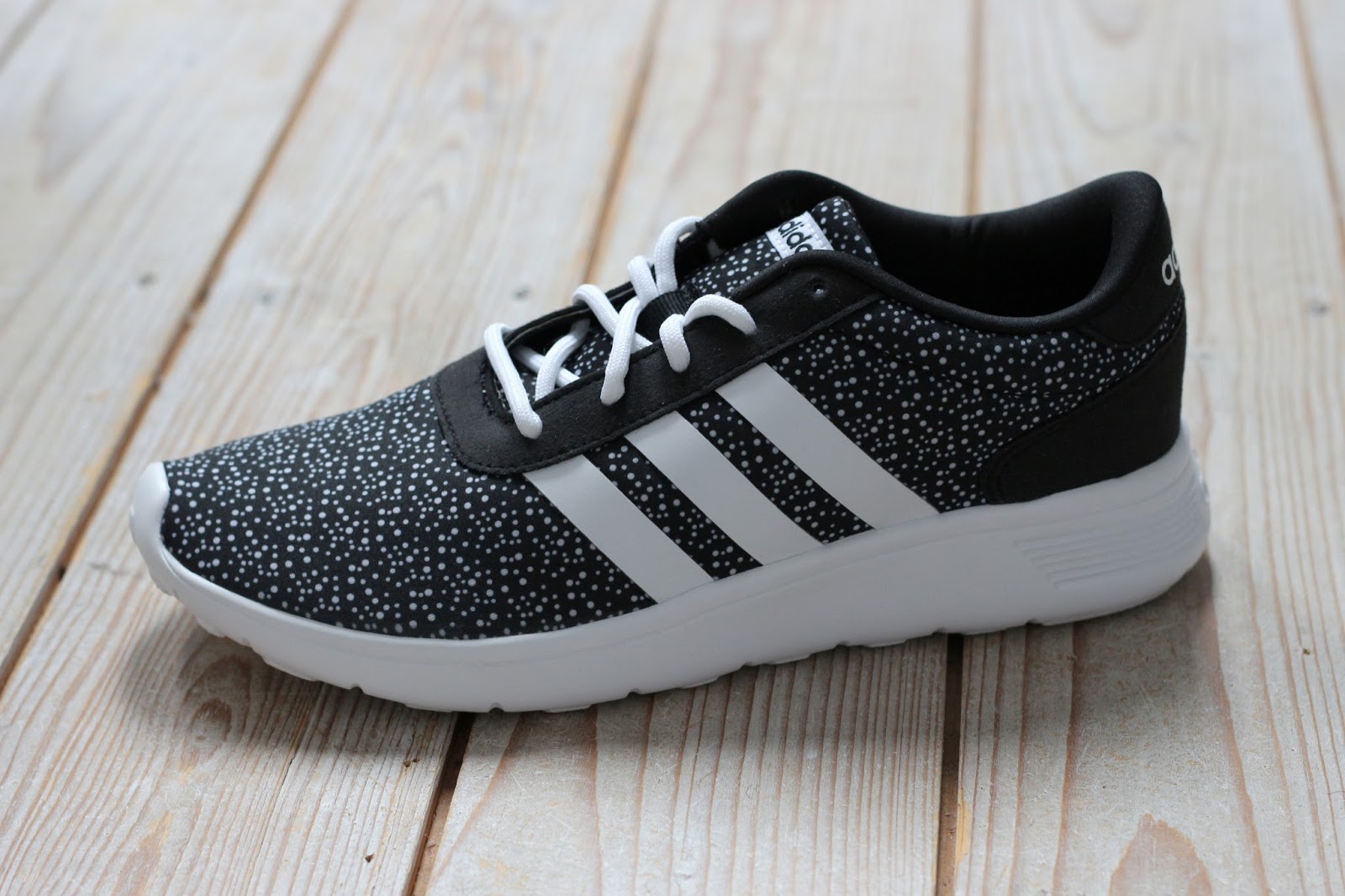 Adidas NEO lite racer zwart wit stippen sneakers sportschoenen