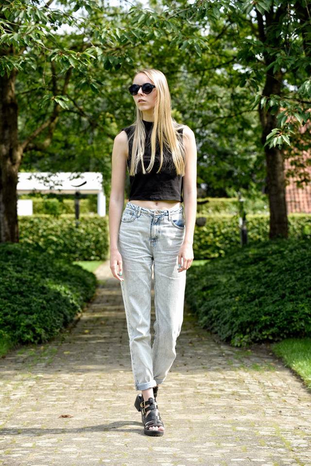 Gebleekte spijkerbroek mom jeans lichtblauw ronde zonnebril lente outfit inspiratie blogger nederland