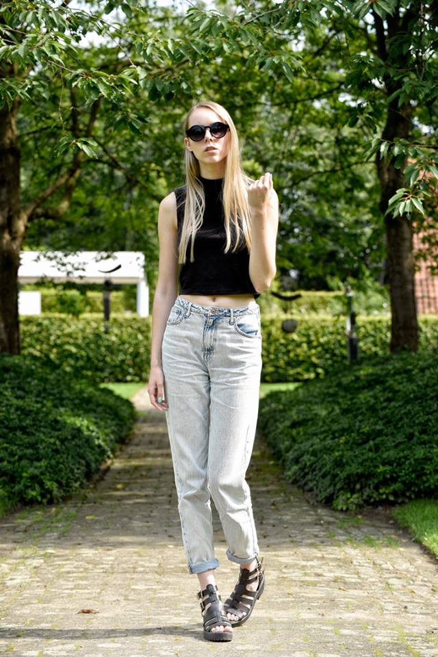 Gebleekte spijkerbroek mom jeans lichtblauw ronde zonnebril lente outfit inspiratie blogger nederland