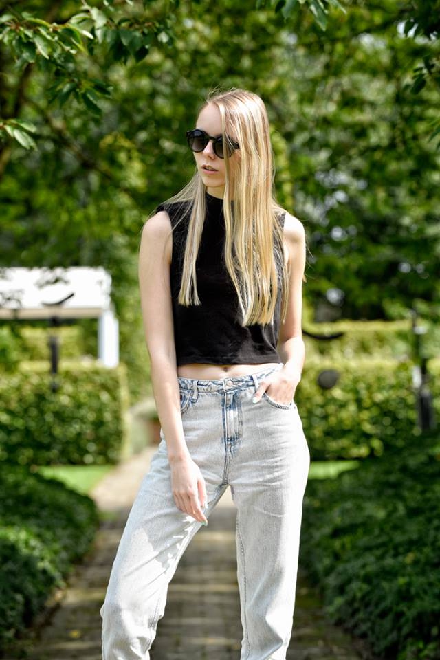 Gebleekte spijkerbroek mom jeans lichtblauw ronde zonnebril lente outfit inspiratie blogger nederland