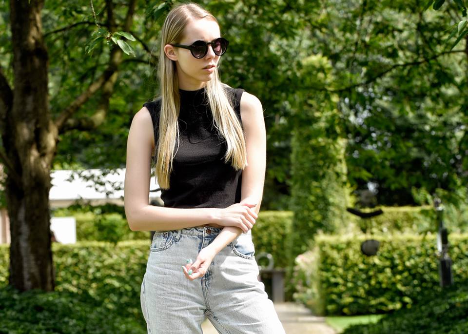 Gebleekte spijkerbroek mom jeans lichtblauw ronde zonnebril lente outfit inspiratie blogger nederland