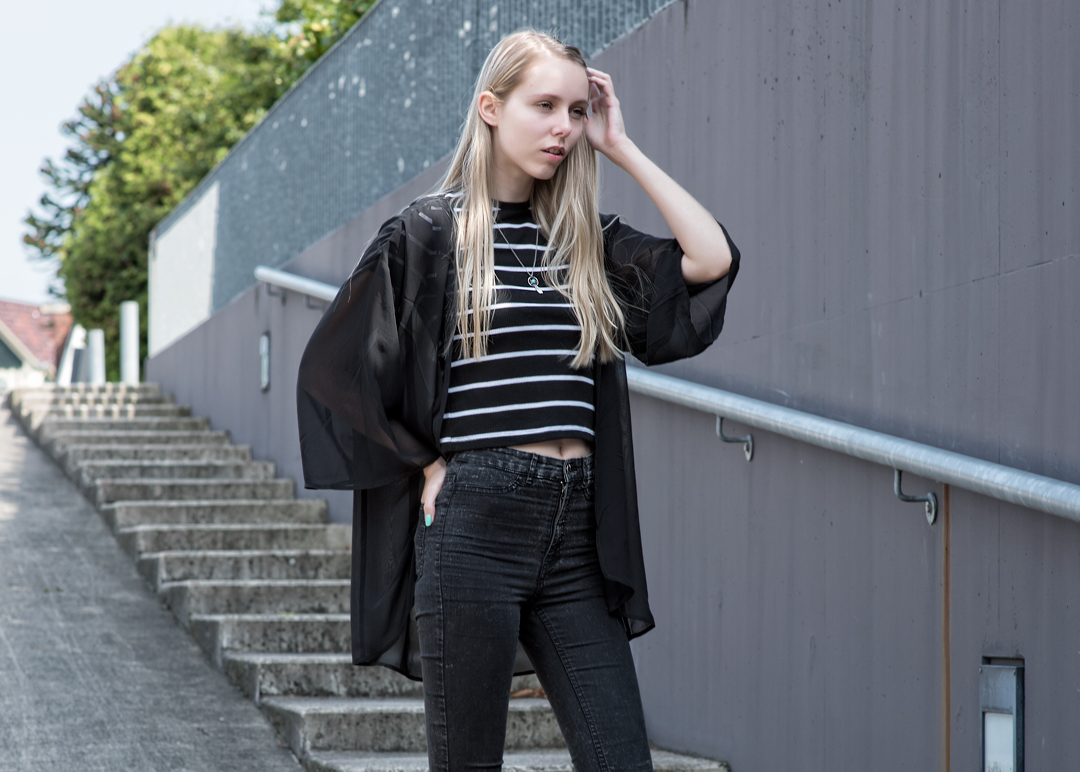 Zwarte outfit inspiratie kimono doorschijnende stof streepjes crop top zwart skinny spijkerbroek Guido de Graaf fotografie GdG foto streetstyle nederland blogger mode ketting dromenvanger