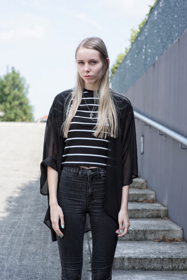 Zwarte outfit inspiratie kimono doorschijnende stof streepjes crop top zwart skinny spijkerbroek Guido de Graaf fotografie GdG foto streetstyle nederland blogger mode ketting dromenvanger