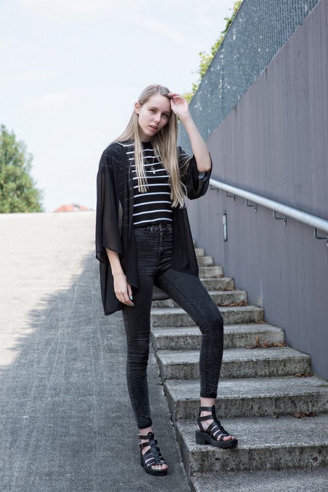 Zwarte outfit inspiratie kimono doorschijnende stof streepjes crop top zwart skinny spijkerbroek Guido de Graaf fotografie GdG foto streetstyle nederland blogger mode ketting dromenvanger