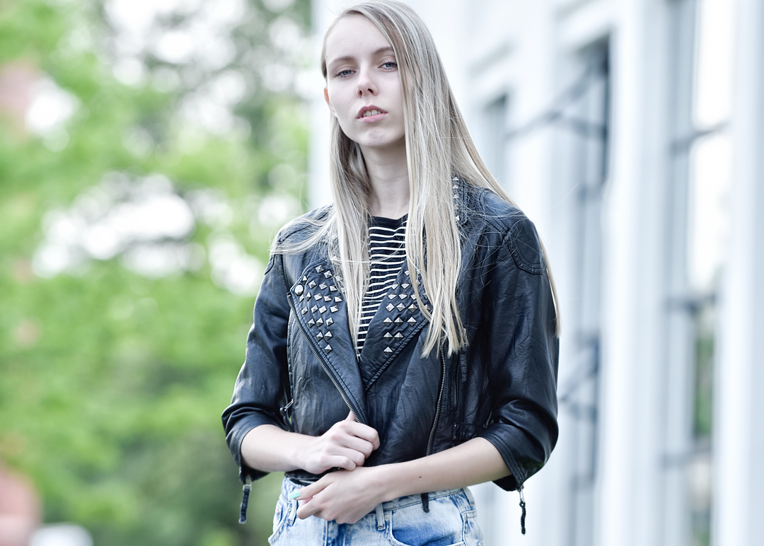 Mom jeans van H&M gebleekte spijkerbroek losse broek biker jack met studs bikerjasje chunky sandalen trend mode blogger