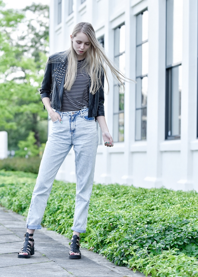 Mom jeans van H&M gebleekte spijkerbroek losse broek biker jack met studs bikerjasje chunky sandalen trend mode blogger