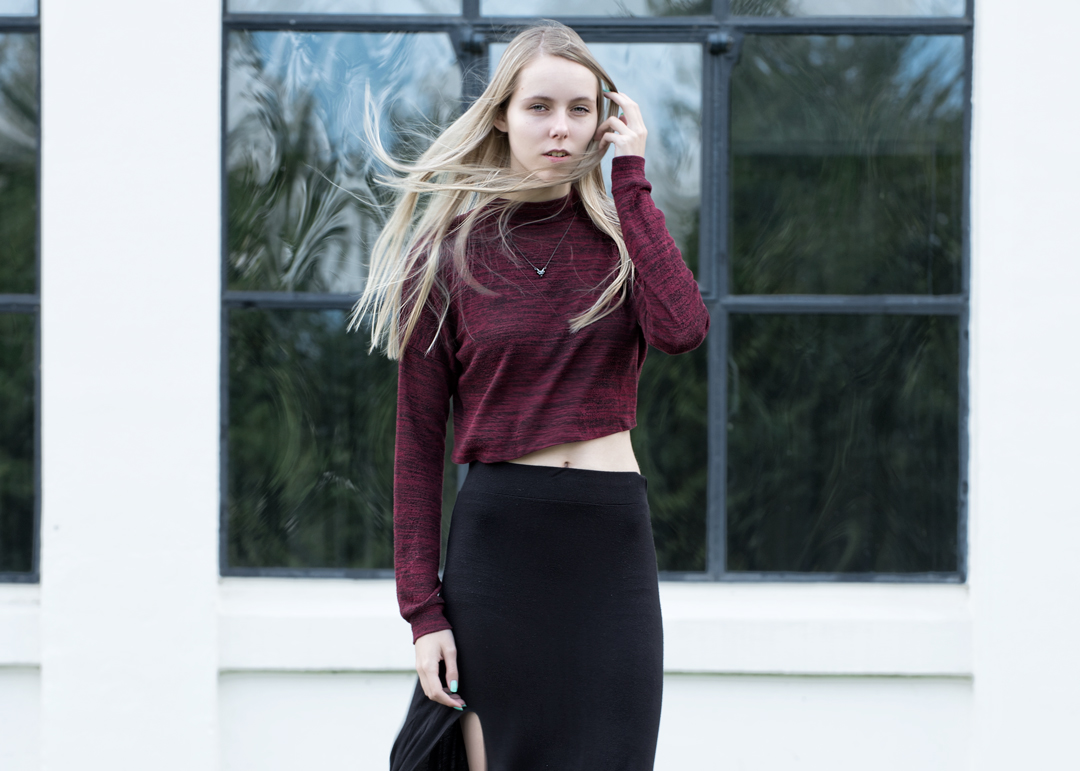 Herfst outfit inspiratie lange rok met split wijnrood truitje Nummer Zestien store ketting vosje nederlands mode blog