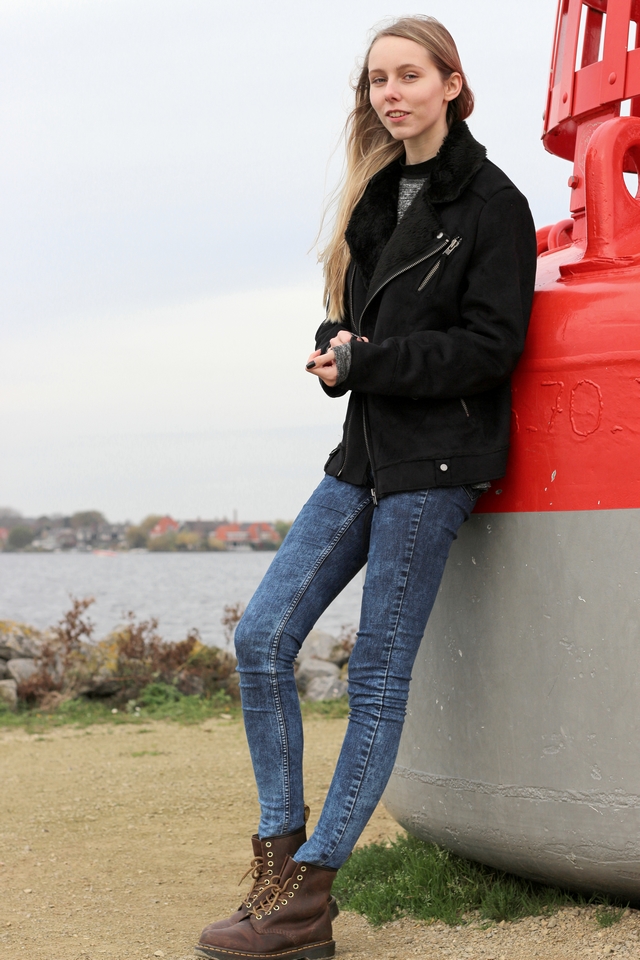 Winter fotoshoot aan zee winterjas Weekday suede jas met nepbont biker jacket bruine dr martens mode blog