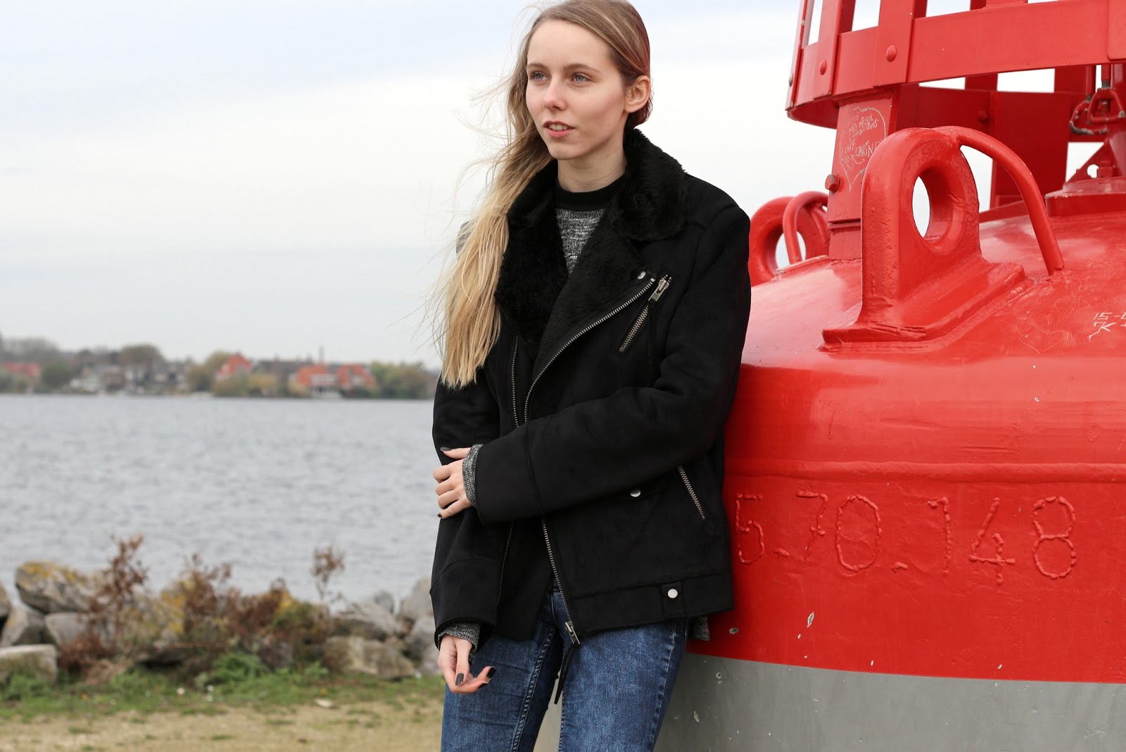 Winter fotoshoot aan zee winterjas Weekday suede jas met nepbont biker jacket bruine dr martens mode blog