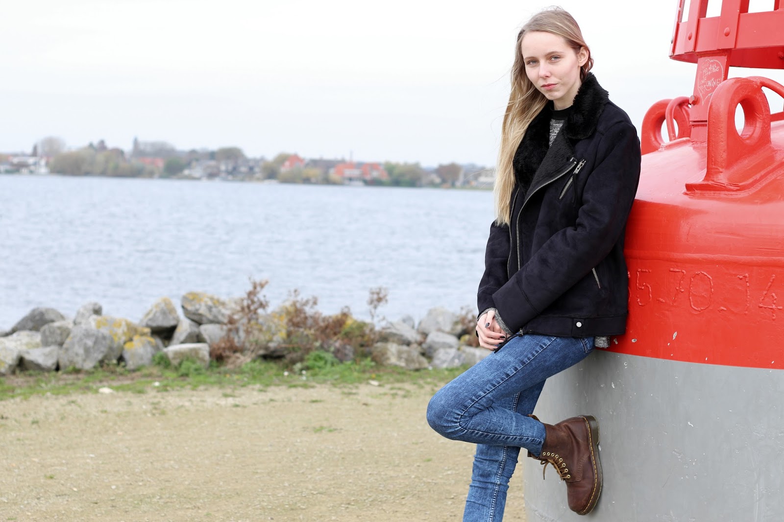 Winter fotoshoot aan zee winterjas Weekday suede jas met nepbont biker jacket bruine dr martens mode blog