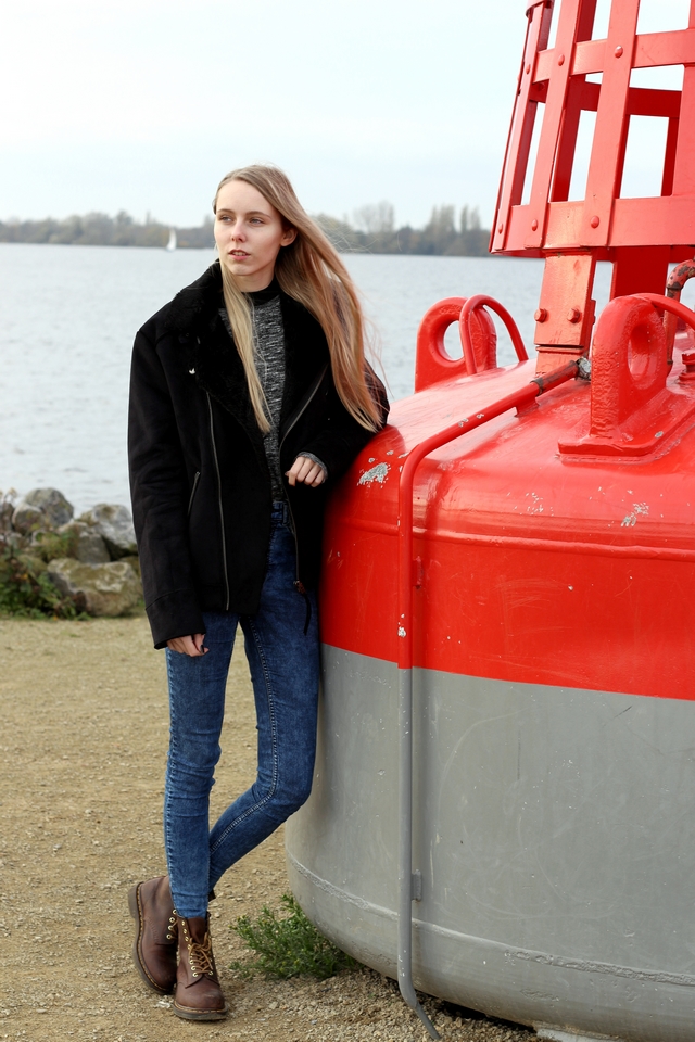 Winter fotoshoot aan zee winterjas Weekday suede jas met nepbont biker jacket bruine dr martens mode blog