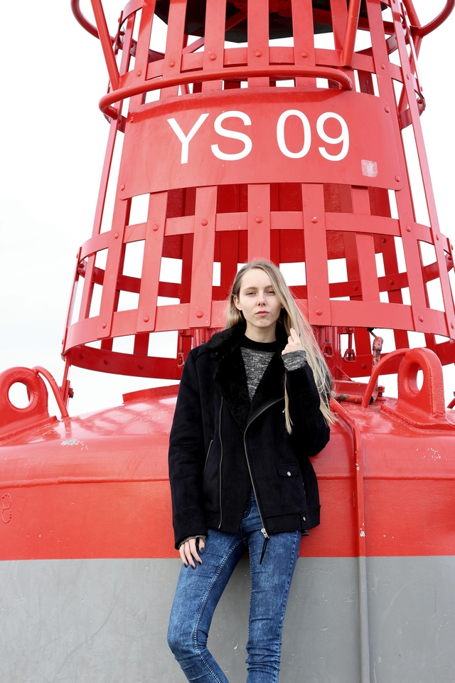 Winter fotoshoot aan zee winterjas Weekday suede jas met nepbont biker jacket bruine dr martens mode blog