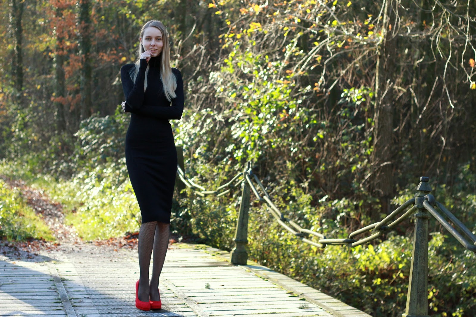 Appel & Ei zwarte midi jurkje halflange jurk winter feestdagen outfit rode pumps suede Sacha winterjurk