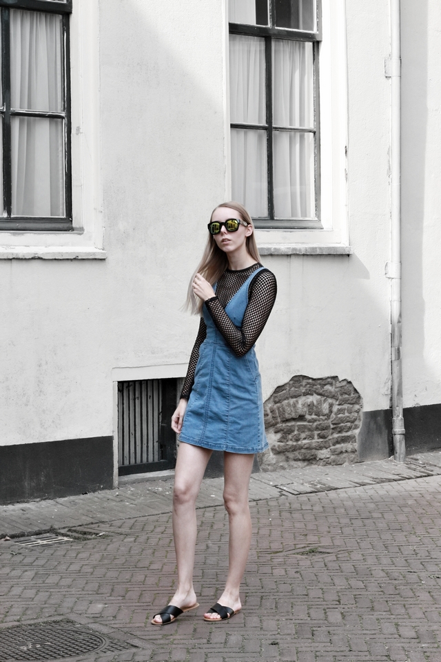 blogger outfit spijkerjurk denim salopette fishnet shirt zomer look