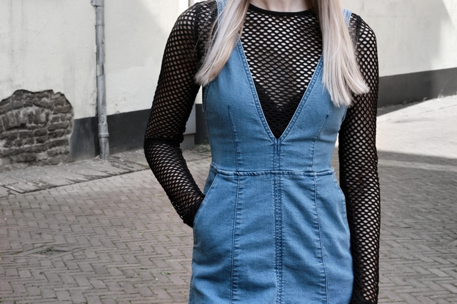 blogger outfit spijkerjurk denim salopette fishnet shirt zomer look