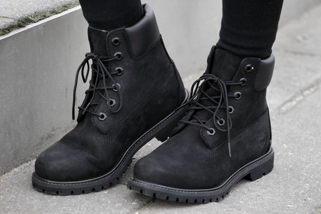 Make people stare zwarte Timberland boots etrias blogger outfit geruite rokje
