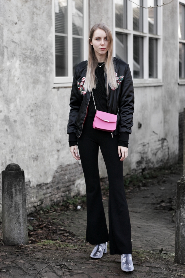 Fluwelen Primark enkellaarsjes roze shoeby tas zwarte bomber geborduurde bloemen blogger outfit Make people stare 