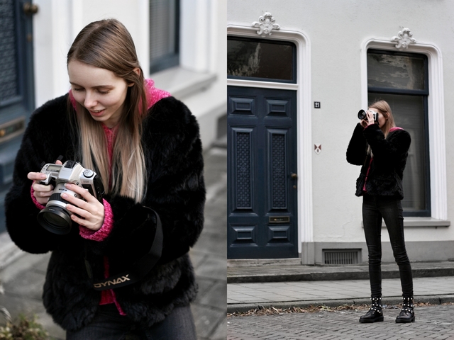 outfit met biker boots parel laarzen van Bullboxer Monki skinny jeans jas van imitatiebont en H&M roze hoodie