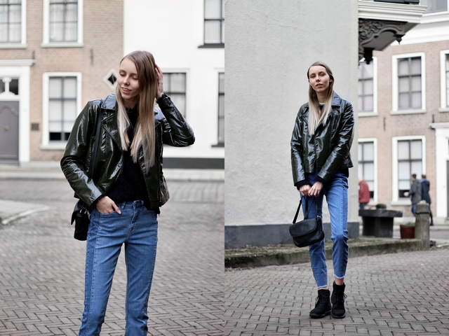 Outfit met tweekleurige Didi spijkerbroek donker groen biker jasje en zwarte Timberland schoenen