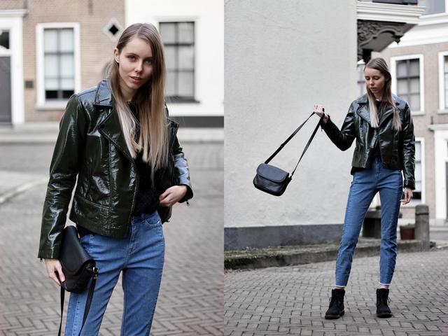 Outfit met tweekleurige Didi spijkerbroek donker groen biker jasje en zwarte Timberland schoenen