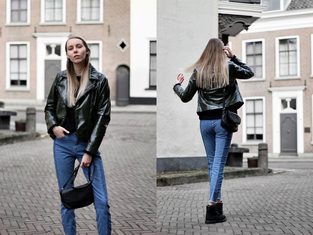 Outfit met tweekleurige Didi spijkerbroek donker groen biker jasje en zwarte Timberland schoenen