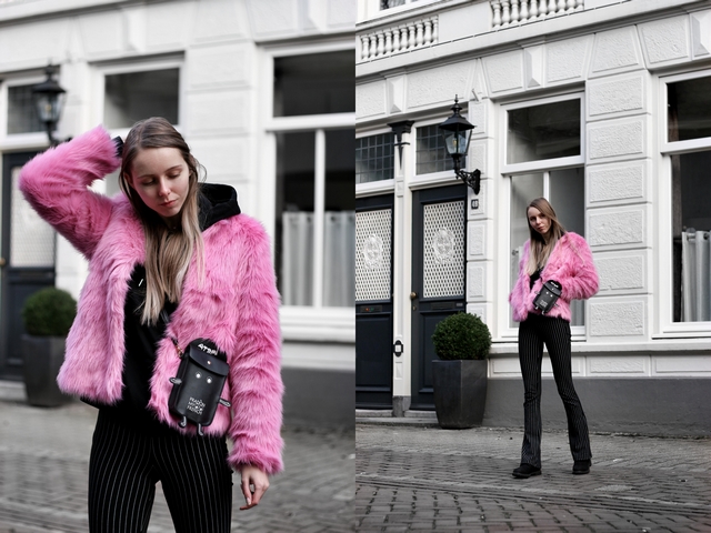 Outfit met fluffy roze jas van imitatiebont Froufrou's telefoon tasje zwarte hoodie the Sting gestreepte flared broek en zwarte Timberland boots