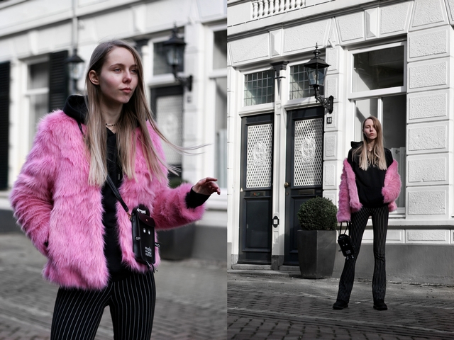 Outfit met fluffy roze jas van imitatiebont Froufrou's telefoon tasje zwarte hoodie the Sting gestreepte flared broek en zwarte Timberland boots