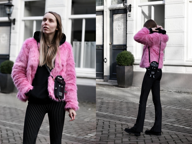 Outfit met fluffy roze jas van imitatiebont Froufrou's telefoon tasje zwarte hoodie the Sting gestreepte flared broek en zwarte Timberland boots