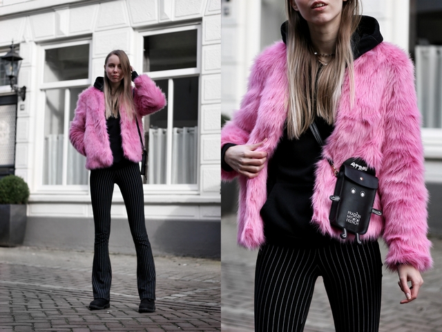 Outfit met fluffy roze jas van imitatiebont Froufrou's telefoon tasje zwarte hoodie the Sting gestreepte flared broek en zwarte Timberland boots