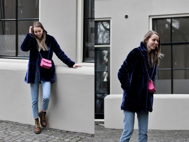 Outfit met Zaful bontjas Shoeby roze tas Monki kimomo mom jeans en Dr. Martens