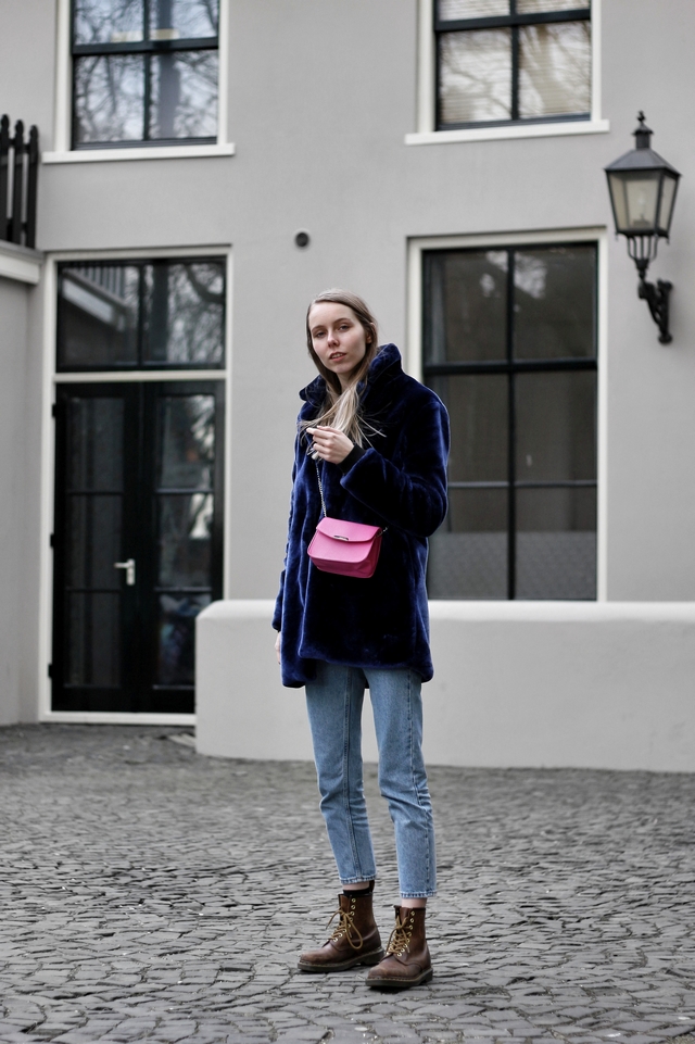 Outfit met Zaful bontjas Shoeby roze tas Monki kimomo mom jeans en Dr. Martens